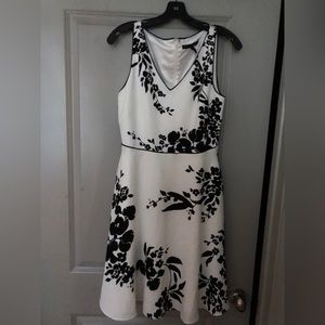 White House Black Market lined dress. Size  6.